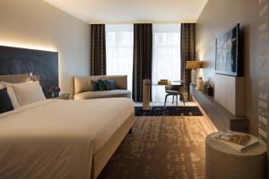 Postel nebo postele na pokoji v ubytování Renaissance Hamburg Hotel