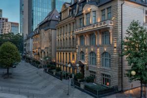 フランクフルト・アム・マインにあるLUME Boutique Hotel, Autograph Collectionの大きな街路