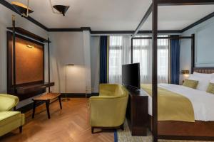 Cama ou camas em um quarto em LUME Boutique Hotel, Autograph Collection