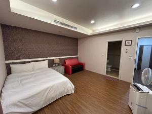 A bed or beds in a room at 夢海民宿