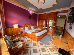 TV a/nebo společenská místnost v ubytování The RAMA Lodge, Manali - 1,2,3,4 Bedrooms independent Luxury Cottages available With Mountain View