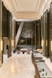 Postel nebo postele na pokoji v ubytování Kempinski Residences Guangzhou - Free shuttle between hotel and Exhibition Center during Canton Fair & Exhibitor registration Counter