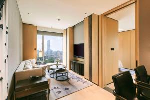 TV a/nebo společenská místnost v ubytování Kempinski Residences Guangzhou - Free shuttle between hotel and Exhibition Center during Canton Fair & Exhibitor registration Counter