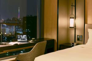 Postel nebo postele na pokoji v ubytování Kempinski Residences Guangzhou - Free shuttle between hotel and Exhibition Center during Canton Fair & Exhibitor registration Counter