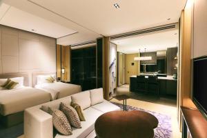 TV a/nebo společenská místnost v ubytování Kempinski Residences Guangzhou - Free shuttle between hotel and Exhibition Center during Canton Fair & Exhibitor registration Counter