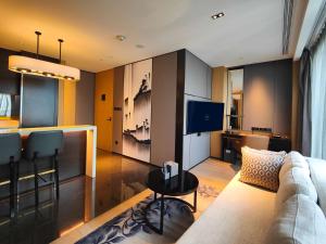 TV a/nebo společenská místnost v ubytování Kempinski Residences Guangzhou - Free shuttle between hotel and Exhibition Center during Canton Fair & Exhibitor registration Counter