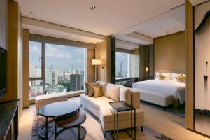 Postel nebo postele na pokoji v ubytování Kempinski Residences Guangzhou - Free shuttle between hotel and Exhibition Center during Canton Fair & Exhibitor registration Counter
