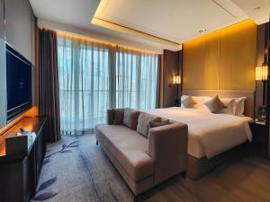 Postel nebo postele na pokoji v ubytování Kempinski Residences Guangzhou - Free shuttle between hotel and Exhibition Center during Canton Fair & Exhibitor registration Counter