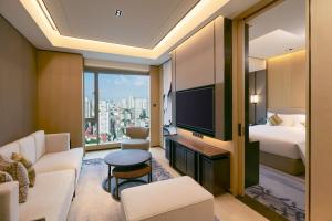 TV a/nebo společenská místnost v ubytování Kempinski Residences Guangzhou - Free shuttle between hotel and Exhibition Center during Canton Fair & Exhibitor registration Counter