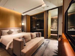 Postel nebo postele na pokoji v ubytování Kempinski Residences Guangzhou - Free shuttle between hotel and Exhibition Center during Canton Fair & Exhibitor registration Counter