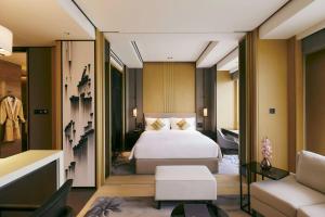 Postel nebo postele na pokoji v ubytování Kempinski Residences Guangzhou - Free shuttle between hotel and Exhibition Center during Canton Fair & Exhibitor registration Counter