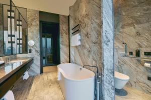 Koupelna v ubytování Kempinski Residences Guangzhou - Free shuttle between hotel and Exhibition Center during Canton Fair & Exhibitor registration Counter