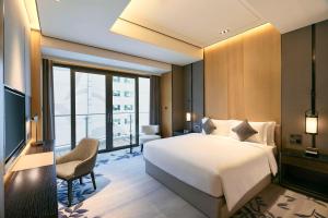 Postel nebo postele na pokoji v ubytování Kempinski Residences Guangzhou - Free shuttle between hotel and Exhibition Center during Canton Fair & Exhibitor registration Counter