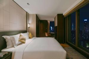 Postel nebo postele na pokoji v ubytování Kempinski Residences Guangzhou - Free shuttle between hotel and Exhibition Center during Canton Fair & Exhibitor registration Counter