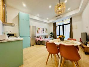 a kitchen and living room with a table and chairs at LOFT 3 - Space & Conform Close To Center in Valencia +12 photos