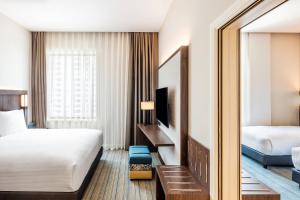 Postel nebo postele na pokoji v ubytování Courtyard by Marriott Baku