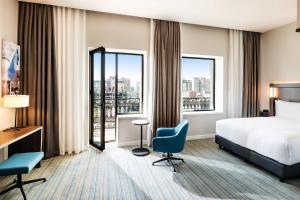 Postel nebo postele na pokoji v ubytování Courtyard by Marriott Baku