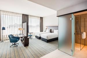 Postel nebo postele na pokoji v ubytování Courtyard by Marriott Baku