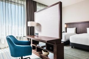 Postel nebo postele na pokoji v ubytování Courtyard by Marriott Baku