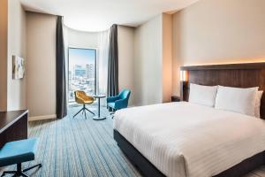 Postel nebo postele na pokoji v ubytování Courtyard by Marriott Baku