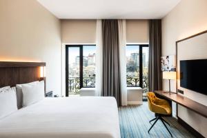 Postel nebo postele na pokoji v ubytování Courtyard by Marriott Baku