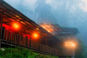 a building with red lights on the side of it at Paseo Por Las Nubes Birding Lodge in Chámeza +20 photos