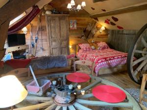 Postel nebo postele na pokoji v ubytování Gîte "Le Refuge" Dans un Domaine de 7ha Au Calme