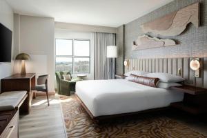 Postel nebo postele na pokoji v ubytování Sheraton Fort Worth Downtown Hotel