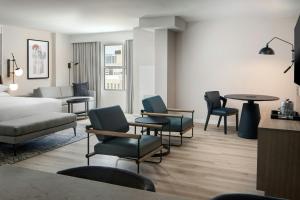 Postel nebo postele na pokoji v ubytování Sheraton Fort Worth Downtown Hotel