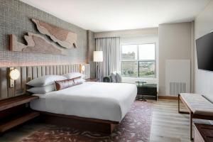 Postel nebo postele na pokoji v ubytování Sheraton Fort Worth Downtown Hotel