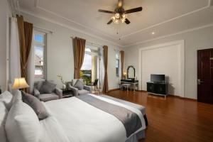 TV a/nebo společenská místnost v ubytování Sam Tuyen Lam Resort