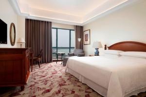 Postel nebo postele na pokoji v ubytování Sheraton Hanoi Hotel