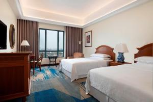 Postel nebo postele na pokoji v ubytování Sheraton Hanoi Hotel