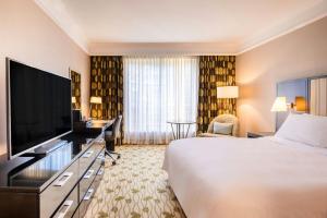 TV a/nebo společenská místnost v ubytování Renaissance Brussels Hotel