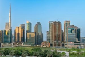 Nespecifikovaný výhled na destinaci Dubaj nebo výhled na město při pohledu z hotelu