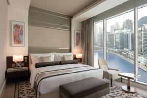 Postel nebo postele na pokoji v ubytování Renaissance Business Bay Hotel, Dubai