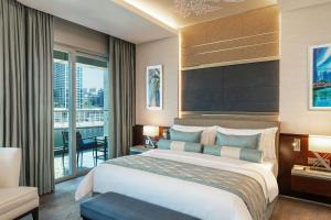Postel nebo postele na pokoji v ubytování Renaissance Business Bay Hotel, Dubai