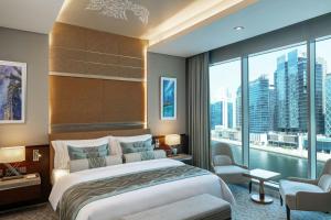 Postel nebo postele na pokoji v ubytování Renaissance Business Bay Hotel, Dubai