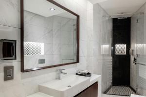 Koupelna v ubytování Renaissance Business Bay Hotel, Dubai