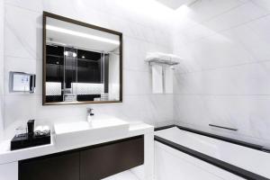 Koupelna v ubytování Renaissance Business Bay Hotel, Dubai