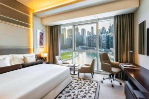 Postel nebo postele na pokoji v ubytování Renaissance Business Bay Hotel, Dubai