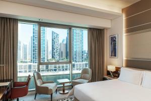 Postel nebo postele na pokoji v ubytování Renaissance Business Bay Hotel, Dubai
