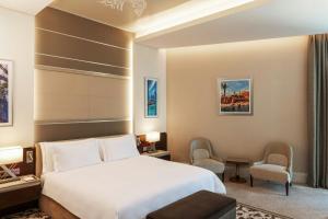 Postel nebo postele na pokoji v ubytování Renaissance Business Bay Hotel, Dubai