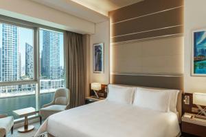 Postel nebo postele na pokoji v ubytování Renaissance Business Bay Hotel, Dubai