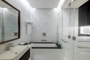 Koupelna v ubytování Renaissance Business Bay Hotel, Dubai