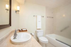 Um banheiro em Turtle Beach, a Tribute Portfolio All Inclusive Hotel