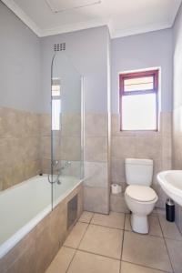 Un baño con inodoro, ducha y lavabo. en Budget-Friendly & Cozy Haven by BK Hospitable, en Midrand 33 fotos más