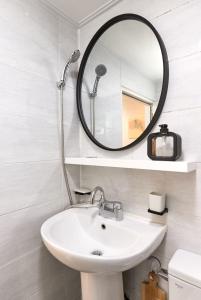 Koupelna v ubytování ZERO WATER STAY During the open event Hongdae 10 minutes Hapjeong 10 minutes Gongdeok Airport Railroad 5 minutes Gyeongui Line Forest Road 1 minutes