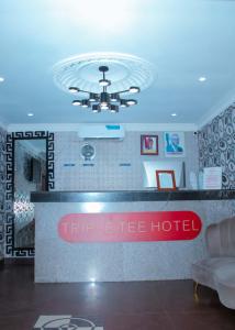 Vottorð, verðlaun, skilti eða annað skjal til sýnis á Triple Tee Hotel
