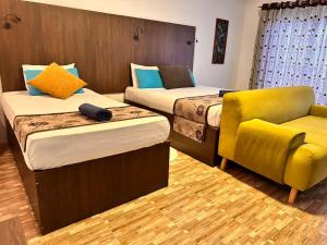 Postel nebo postele na pokoji v ubytování Eeescart Family Resort